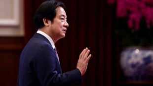 Bei den Neujahrsfeierlichkeiten musste Taiwans Präsident Lai Ching-te auch als Ersthelfer ...