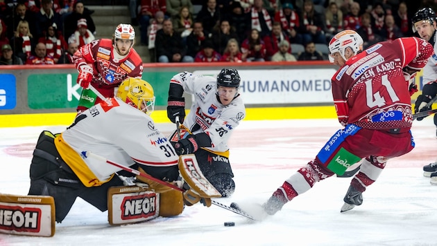 Michael Kernberger (Mi.) soll in den Pre-Play-offs zum VSV stoßen.