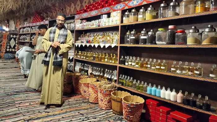 Düfte, Öle, Cremen, Tees und Kräuter kann man in der „Beduinenapotheke“ von „Doktor“ Hassan ...