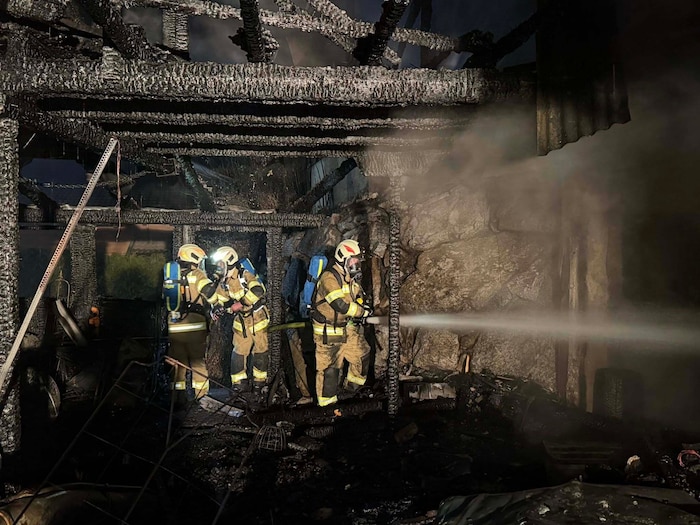 195 Feuerwehrleute aus mehreren Orten standen bis 1.30 Uhr nachts im Einsatz und konnten ...