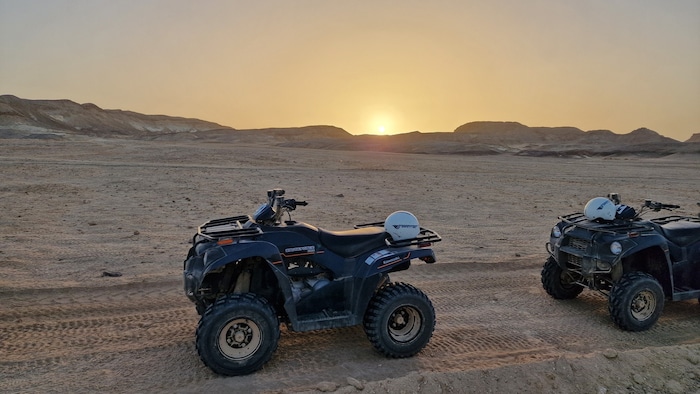 Abenteuer für Adrenalinhungrige: Nachdem es mit dem Quad rasant durch die Wüste rund um Marsa ...