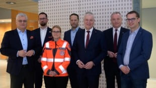 Die Landesräte Anton Kasser (3. von rechts) und Antauer (links) mit den Gipfel-Teilnehmern.