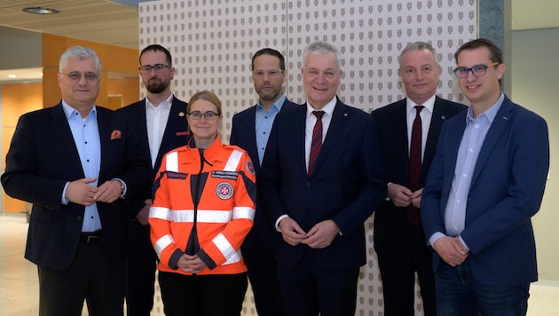 Die Landesräte Anton Kasser (3. von rechts) und Antauer (links) mit den Gipfel-Teilnehmern.