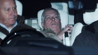 Ex-Royal Andrew Mountbatten-Windsor verließ die Polizeistation am späten Donnerstagabend wieder.