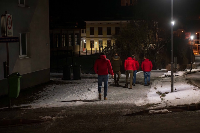 Ermittler bei der Tatortarbeit: Auch hier kam es zur Schock-Tat.