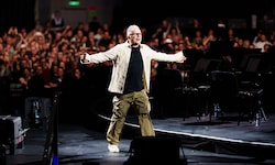Am Donnerstagabend wurde der deutsche Pop-Poet in der ausverkauften Wiener Stadthalle laut: ...