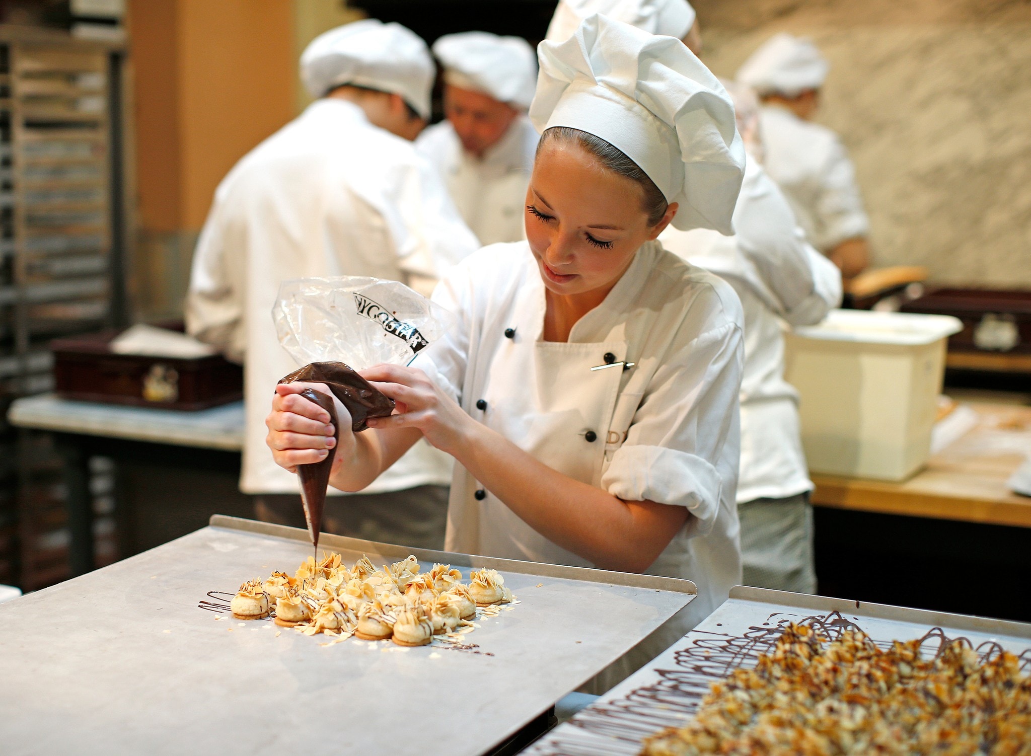 Beim Zuckerbäcker Demel wurde für den Hof in Wien und wird nach wie vor für Feinschmecker ...