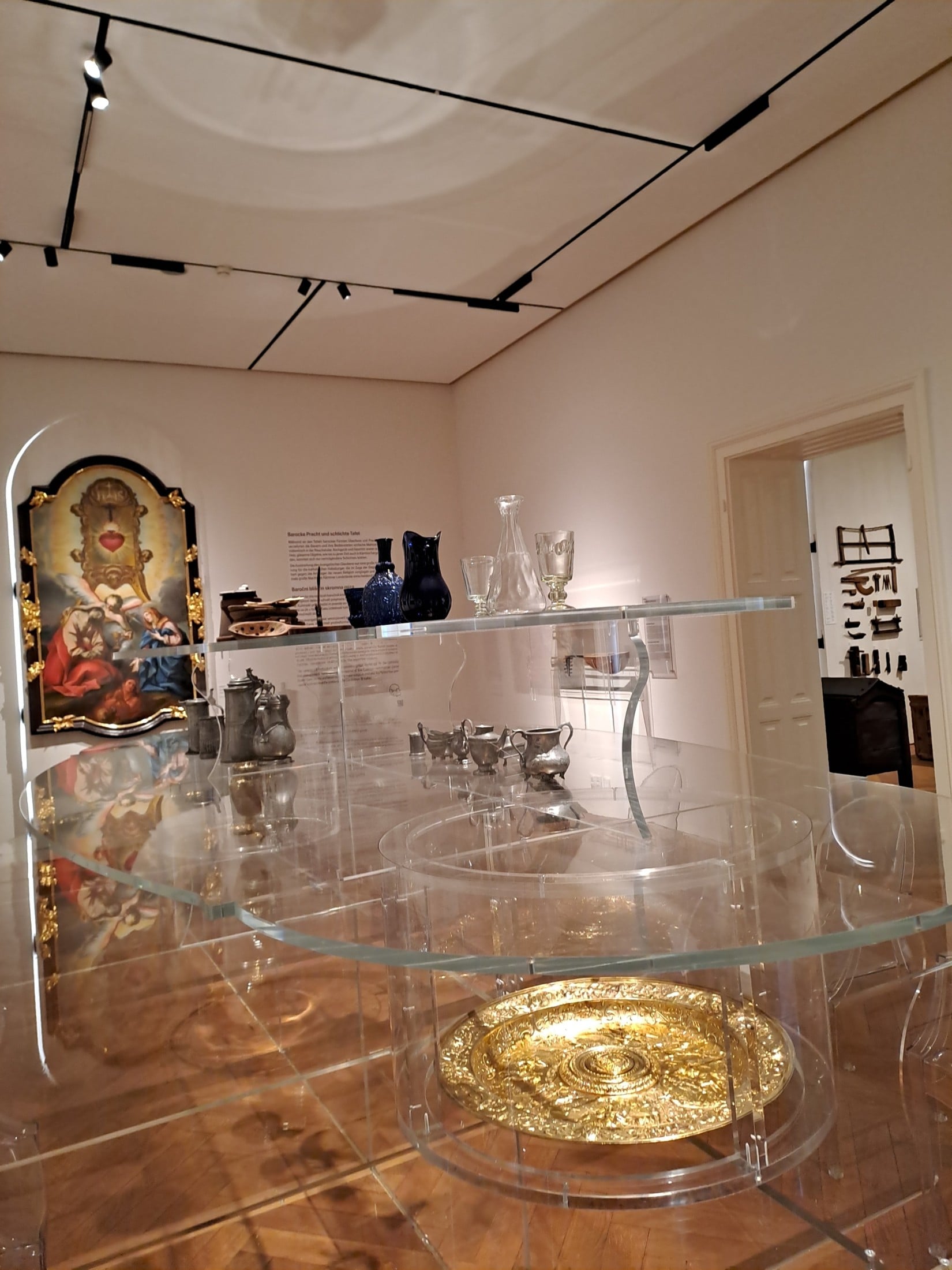 Holzgeschirr für richtig arme Leute, die oft auch Tongeschirr hatten; Zinn für eine bürgerliche ...