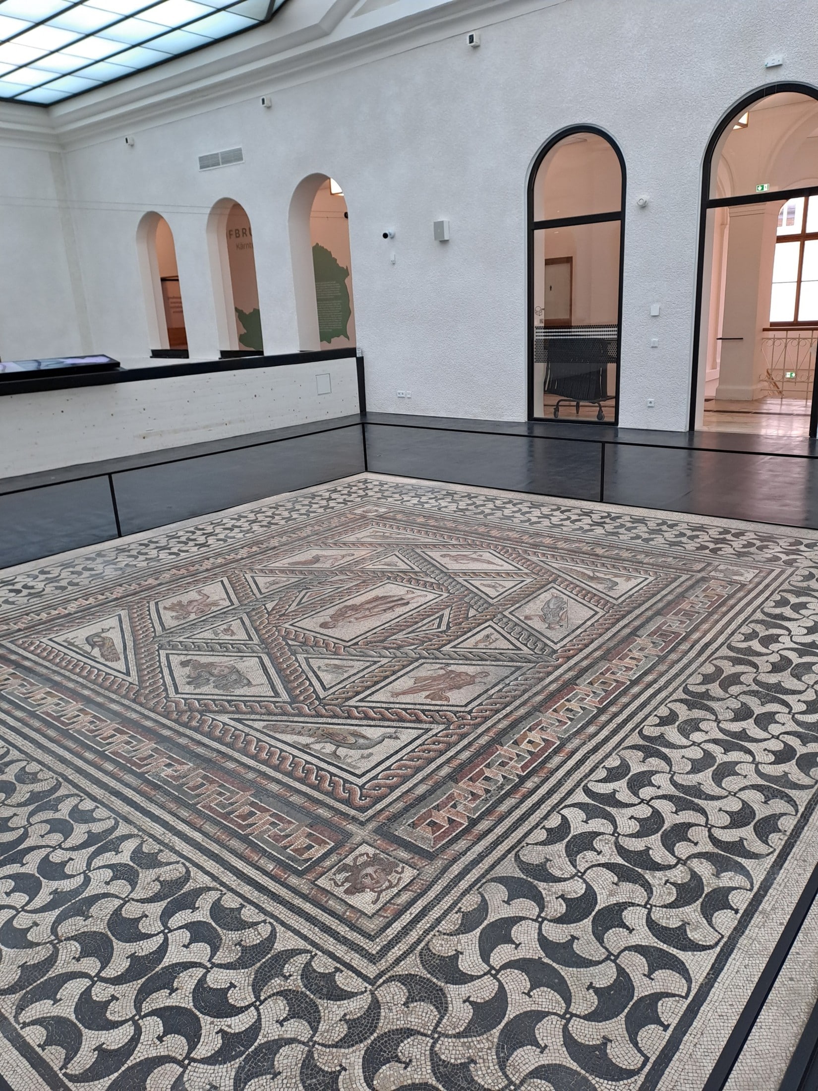 Dionysos-Mosaik aus Virunum, entstanden 200 n. Chr.: Das Mittelfeld zeigt den jugendlichen ...