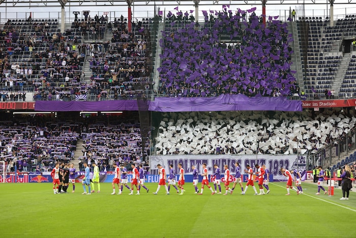 Das prestigeträchtige Derby lockte über 8000 Leute in das EM-Stadion von 2008 in ...