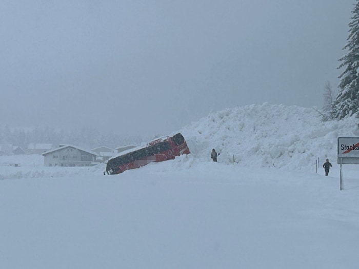 Der Bus wurde von einer Lawine erfasst.