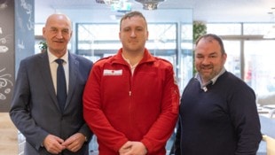 Christian Hrubes (re.) vom Roten Kreuz und Dörfel (li.) sind stolz auf den Ukrainer: „Arturs Weg ...