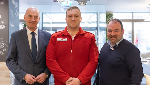 Christian Hrubes (re.) vom Roten Kreuz und Dörfel (li.) sind stolz auf den Ukrainer: „Arturs Weg ...