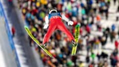 Skispringer haben in der Vergangenheit schon zu so manchem Trick gegriffen, um den Auftrieb ...