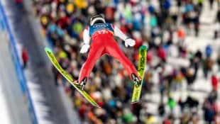 Skispringer haben in der Vergangenheit schon zu so manchem Trick gegriffen, um den Auftrieb ...