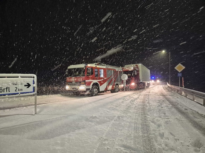 Starker Schneefall und Schneeverwehungen sorgen seit den frühen Morgenstunden für zahlreiche ...