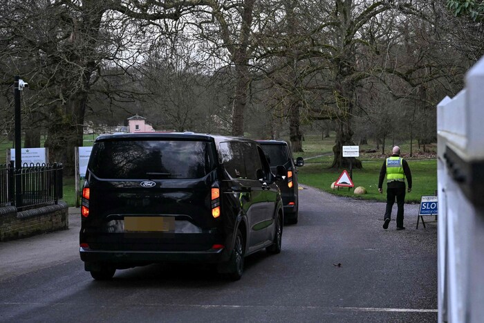Bilder zeigen Autos, die am Freitagvormittag in den Windsor Great Park fahren. Hier liegt die ...