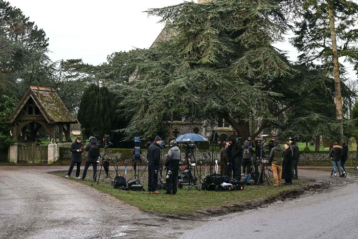 Vor der Wood Farm hatten sich auch Freitagfrüh wieder zahlreiche Journalisten positioniert. Sie ...