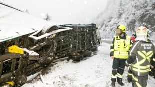 Der abgerutschte Lkw auf der S16.