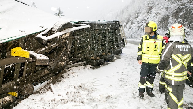 Der abgerutschte Lkw auf der S16.