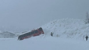 Die Lawine erfasste den Bus und schob ihn von der Straße.