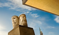 Die Masken vor dem Salzburger Festspielhaus betrachten das turbulente (politische) Geschehen ...