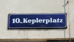 Als eine Mitarbeiterin dem Mann ihre Hilfe anbot, soll er plötzlich ein Kuchenmesser aus seiner ...