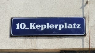 Als eine Mitarbeiterin dem Mann ihre Hilfe anbot, soll er plötzlich ein Kuchenmesser aus seiner ...