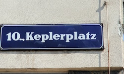 Nach einem Raubüberfall soll das Opfer einen Passanten mit einer zerbrochenen Glasflasche ...