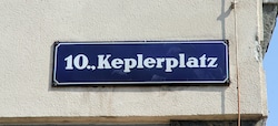 Nach einem Raubüberfall soll das Opfer einen Passanten mit einer zerbrochenen Glasflasche ...