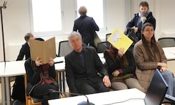 Vier der sieben Angeklagten – für 40 weitere folgt noch ein Prozess.