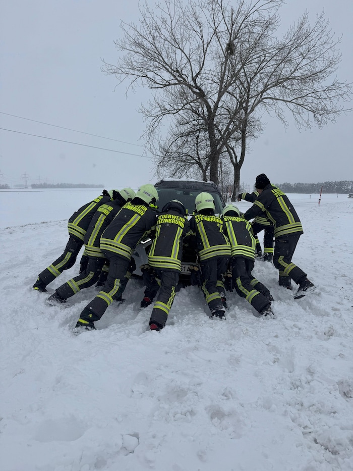 Im Laufe des Morgens wurden die Feuerwehren zunehmend auch in den nördlichen Landesteilen ...