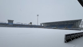 Das Stadion sowie der Rasen in Hartberg waren am Freitag von einer dichten, 20 cm hohen ...