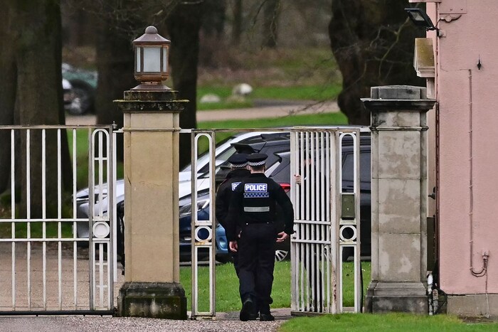 Polizeibeamte vor dem Eingangstoren der Royal Lodge