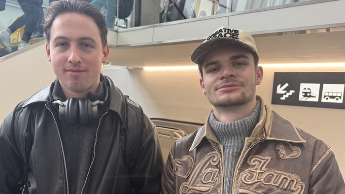 Louis und Alex zeigen sich geduldig und warten in der langen Schlange auf eine Umbuchung.