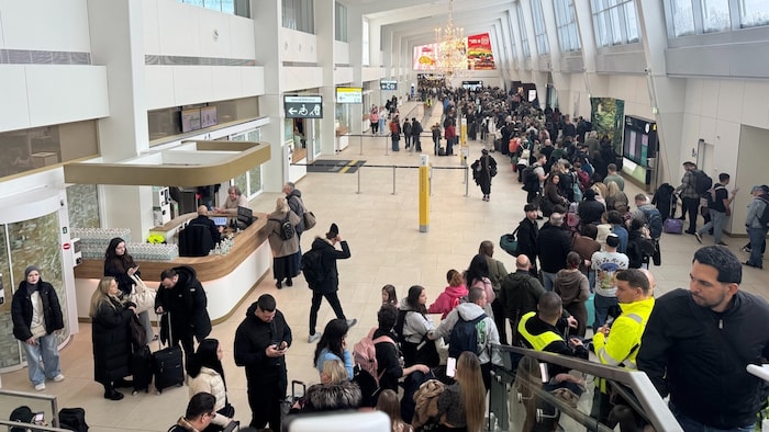 Die Schlange zum Service-Schalter erstreckte sich über zwei Hallen.