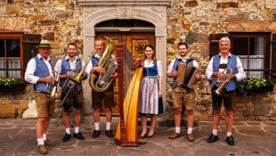 Die Irrsdorfer Tanzlmusi wird zu den humorvollen Vierzeilern groß aufspielen