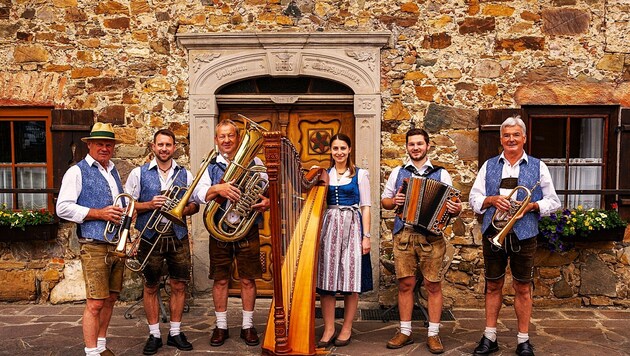 Die Irrsdorfer Tanzlmusi wird zu den humorvollen Vierzeilern groß aufspielen