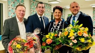 Lisbeth Kern mit ihrem Nachfolger Günther Sidl und den Gratulanten Zwander (rechts) und Weninger ...