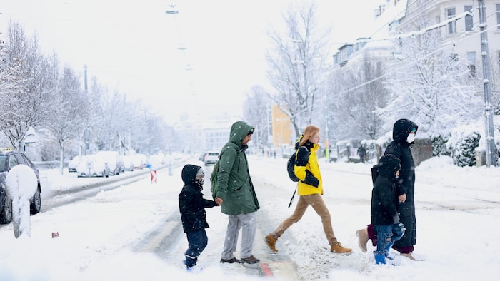 Durch die weiße Pracht zu stapfen, bereitet zumindest den Kindern große Freude.