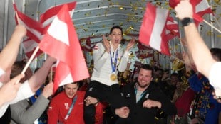 Janine Flock wird zusammen mit Alessandro Hämmerle die große Ehre zuteil. 