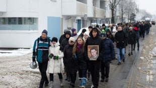 Rund 200 Trauergäste – angeführt von Martins Familie – auf dem Marsch von Wien-Favoriten ins ...