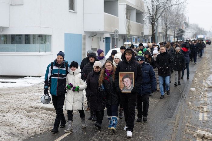 Rund 200 Trauergäste – angeführt von Martins Familie – auf dem Marsch von Wien-Favoriten ins ...