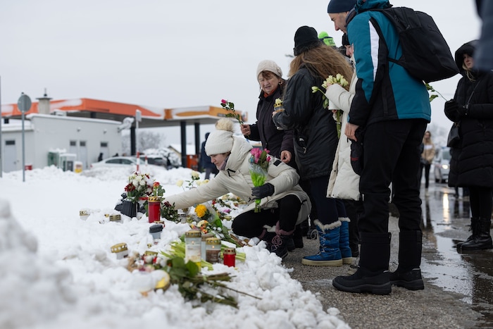 An der Gedenkstätte in Leopoldsdorf bei Wien (NÖ) legten Trauernde Blumen nieder und entzündeten ...