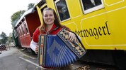 Das Höllerhansllied darf nicht fehlen: Am Samstag, 2. Mai, dampft die Lokalbahn wieder los. 