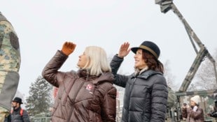 Markus Tschepp Verteidigungsministerin und Tanner und Landeschefin Edtstadler (re.) richten ihre Blicke auf die ...