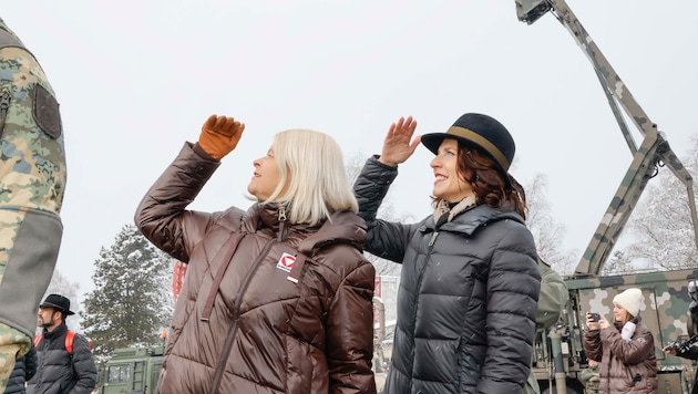 Verteidigungsministerin und Tanner und Landeschefin Edtstadler (re.) richten ihre Blicke auf die ...