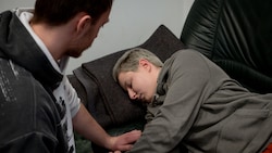 Bei einem Krampfanfall bei der betroffenen Person bleiben und danach den Notruf wählen.