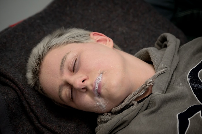 Beim Krampfanfall bildet sich Schaum vor dem Mund.