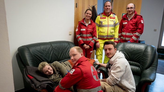 Rotes Kreuz und Samariterbund haben für die „Krone“ das Szenario nachgestellt.